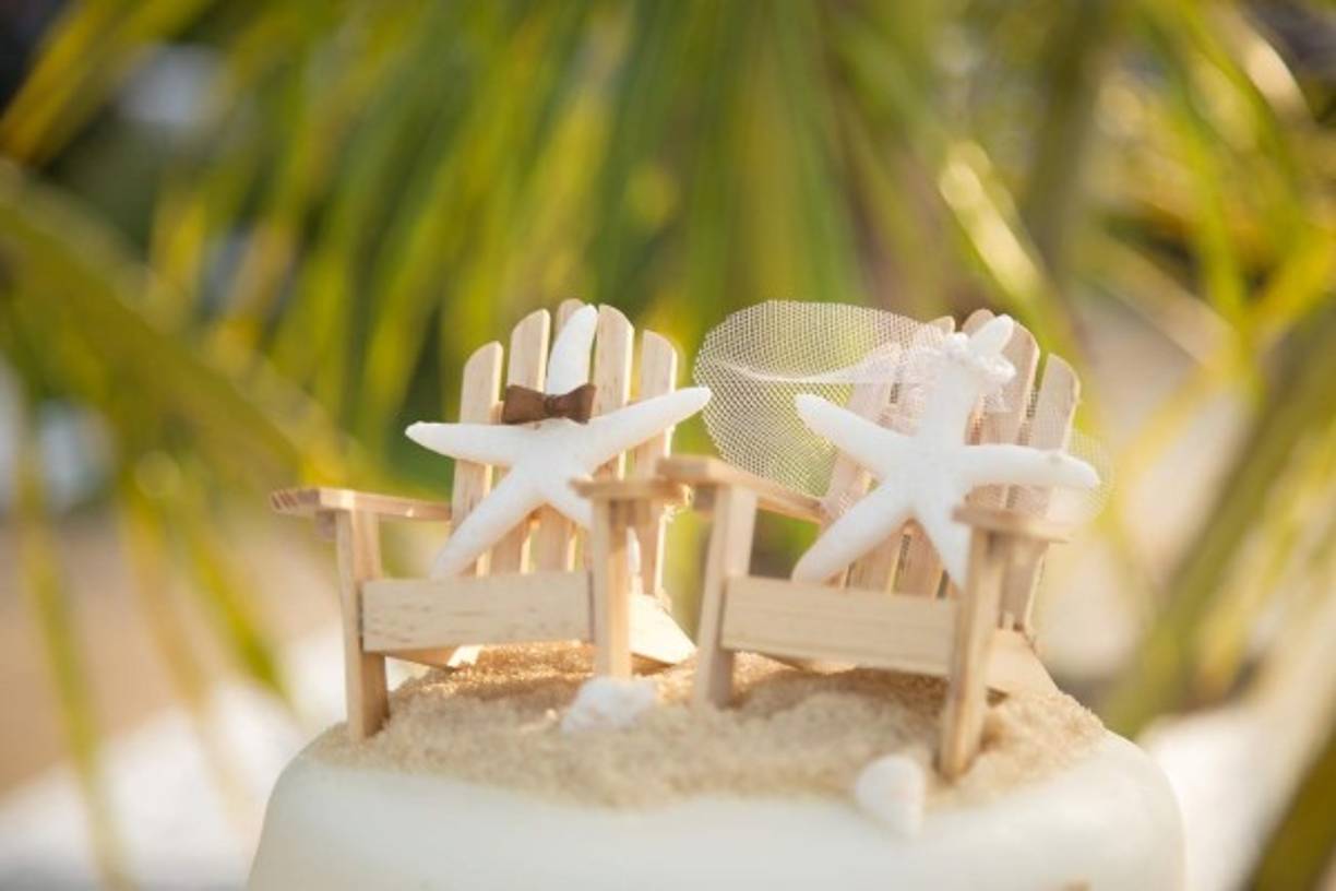 La torta fue coronada por estas dos sillas a escala.