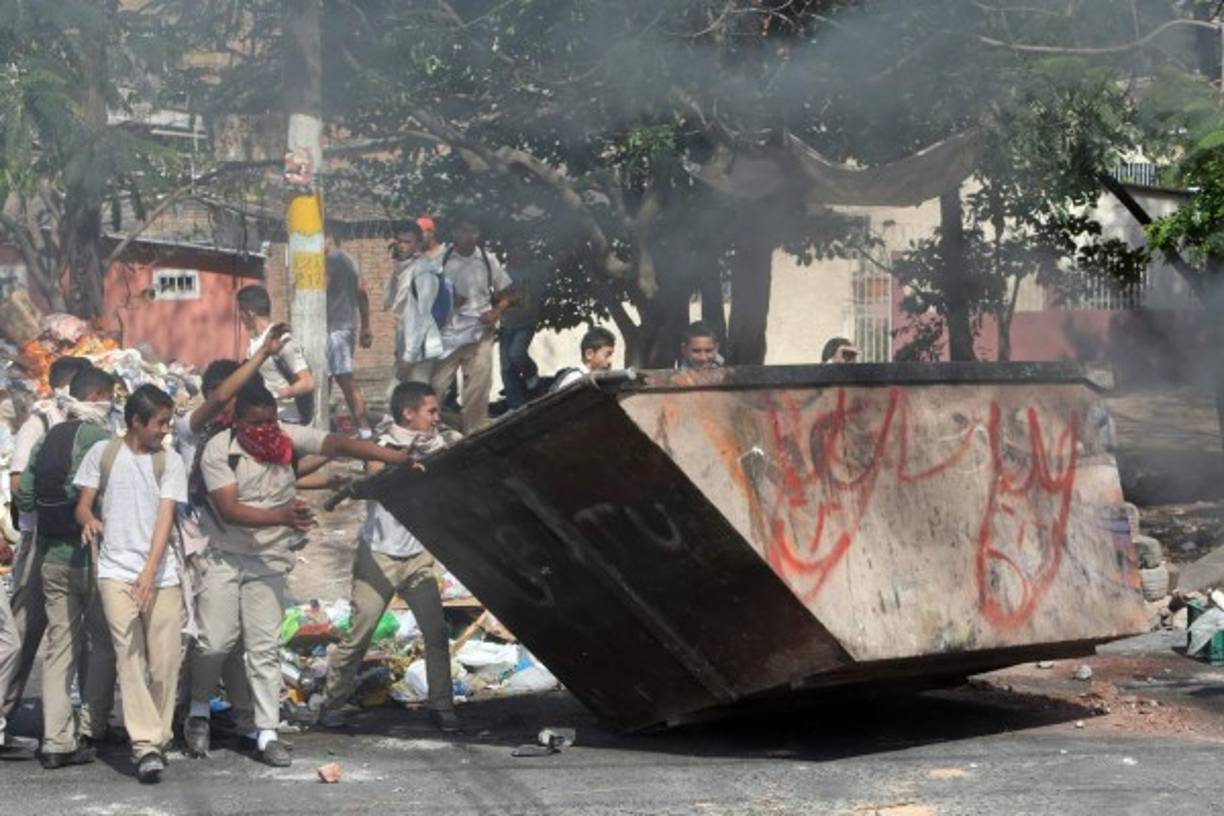 Los alumnos tumbaron basureros ubicados en el Instituto Técnico Honduras.