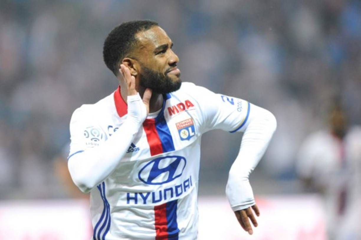 El delantero Alexander Lacazette del Lyon sería otro fichaje bomba del Manchester United. El atacante del Lyon de Francia ha anotado 26 goles con el equipo francés en lo que va de la temporada.