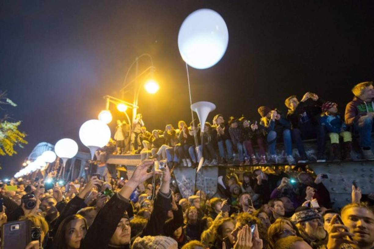 La frontera luminosa siguió el trayecto del muro de Berlín que dividía la Alemania del Este con la del Oeste. Los globos fueron sustraídos y puestos a la venta en internet por precios que rondan los 8,000 euros.