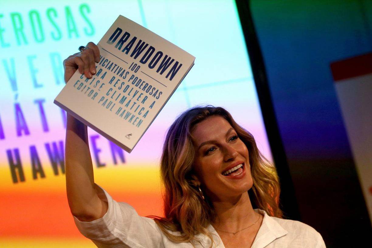“Justo después de cumplir 40 años, de hecho, sentí una gran diferencia entre cuando tomaba la copa de vino y cuando no la tomaba. Está socialmente aceptado tomar una copa de vino. Y la gente incluso dice: ‘Oh, es saludable para ti’. Bueno, para mí no es saludable . Si quieres pedirle a tu cuerpo lo que yo le pido a mi cuerpo, que es mucho, no puedo estar tomando todas estas cosas alcohol, cafeína porque se suman”, terminó.