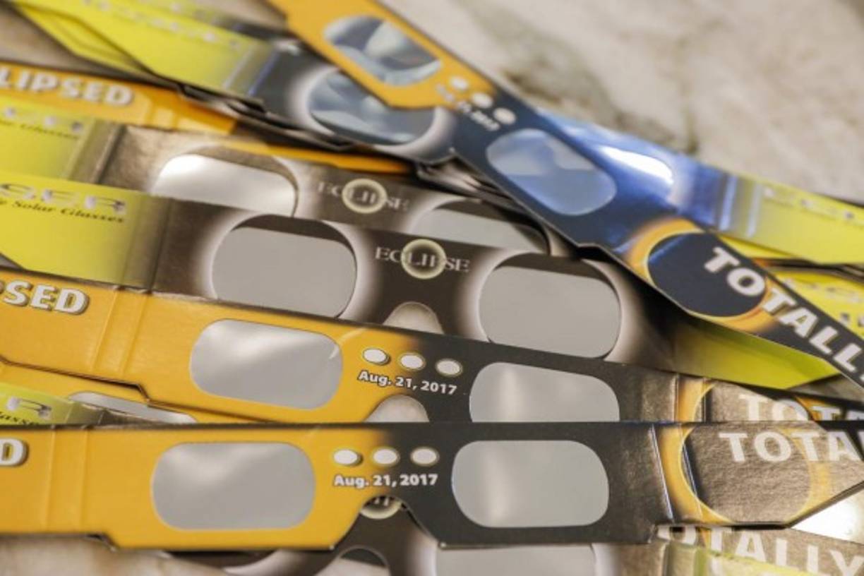 Gafas oscuras o de sol comunes no brindan una protección adecuada ante los eclipses.