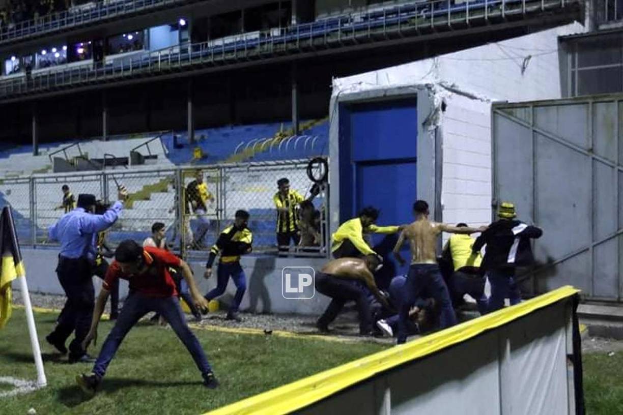 Los hinchas no tuvieron piedad de la mujer que estaba tirada en el suelo.