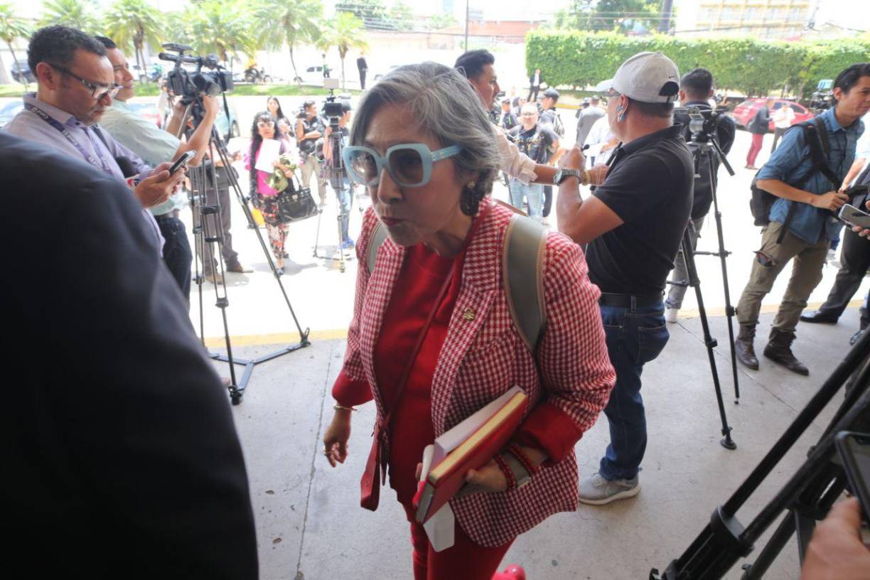 Los partidos de oposición indicaron en un comunicado conjunto que Honduras “padece una de las peores crisis de todos los tiempos ante la absoluta indiferencia del gobierno, que pareciera aprovechar la conflictividad y anarquía para sus fines meramente político partidarios ligados a ambiciones de poder desmedidas y alejadas de su ejercicio para la solución y gestión de las necesidades” de los hondureños.