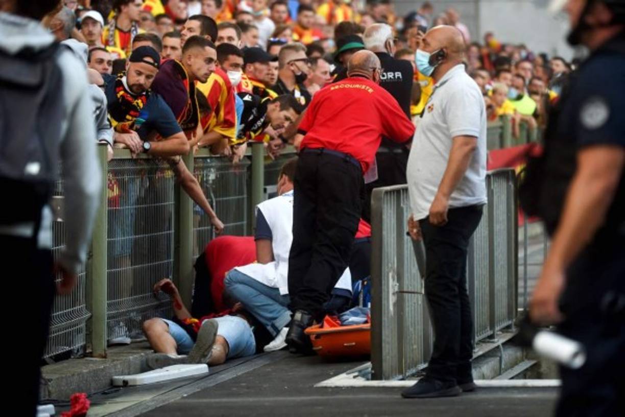 Un agente y un aficionado resultaron heridos en los disturbios.