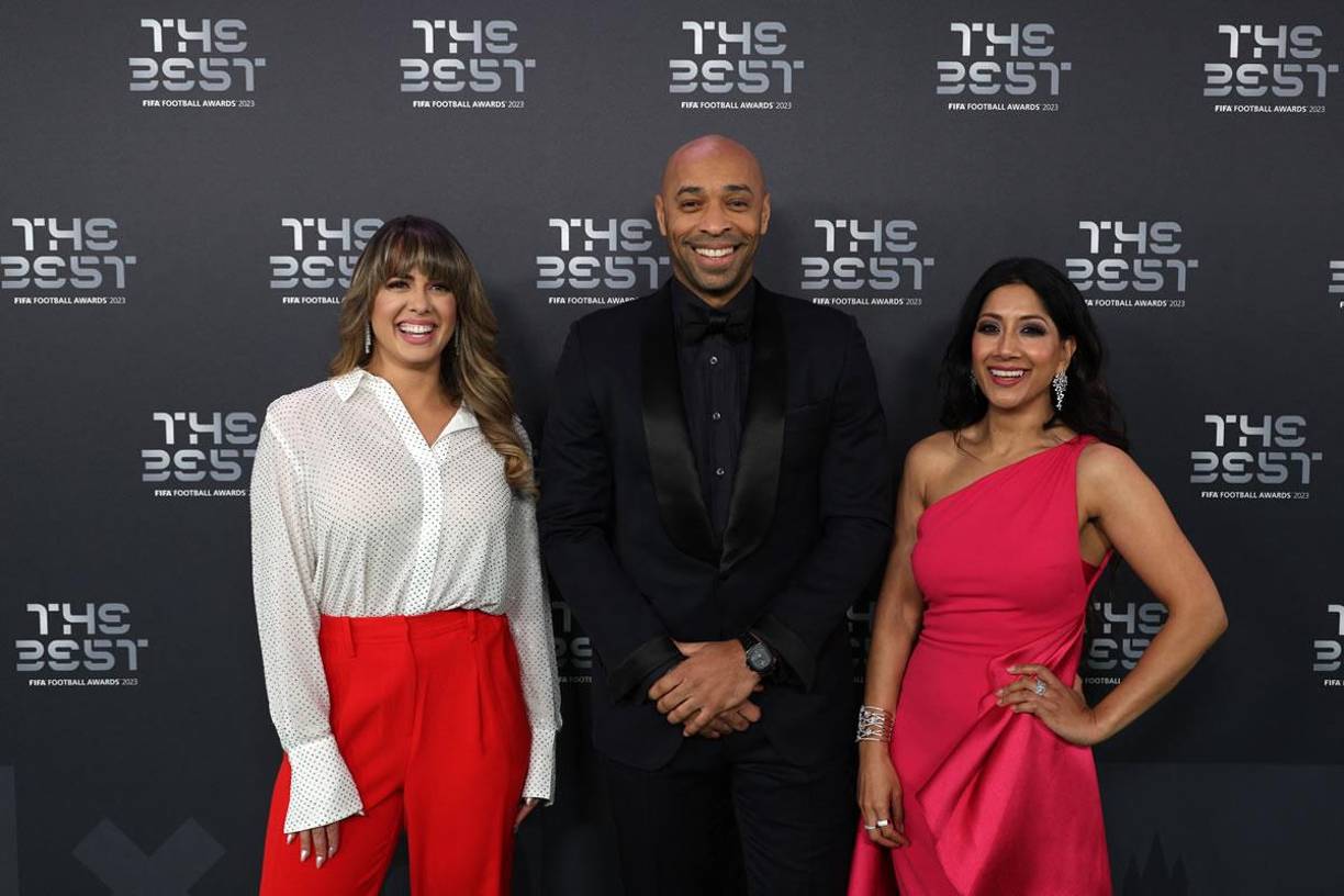 El exfutbolista francés Thierry Henry acompañado por las periodistas Duda Pavao (izquierda) y Reshmin Chowdhury (derecha) en la alfombra roja de la gala.
