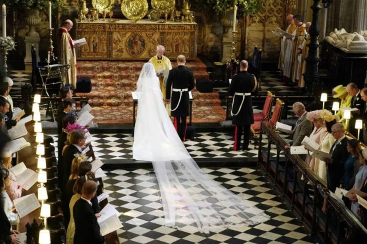 Meghan Markle fue entregada por el príncipe Carlos al duque Harry.
