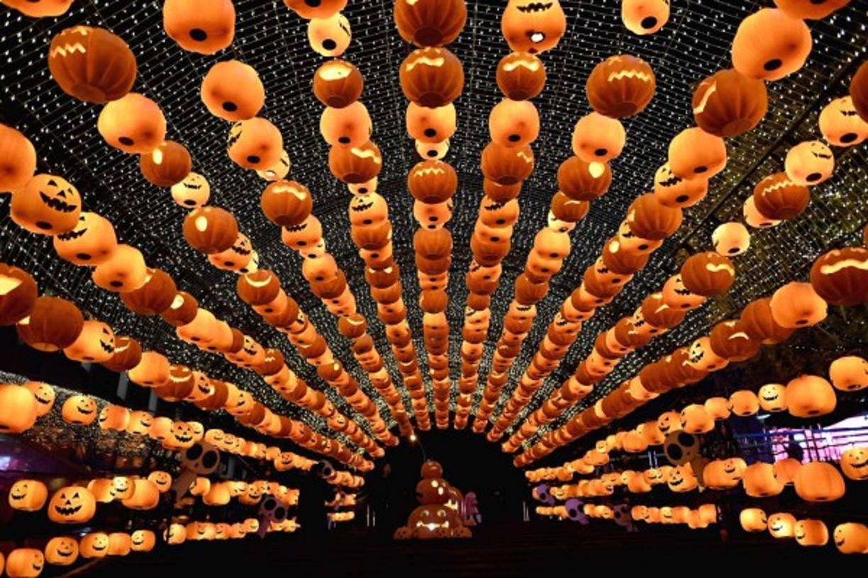 Halloween llegó a China. Un centro comercial decoró su entrada con linternas en forma de calabazas para celebrar la tradicional fiesta del Día de brujas.