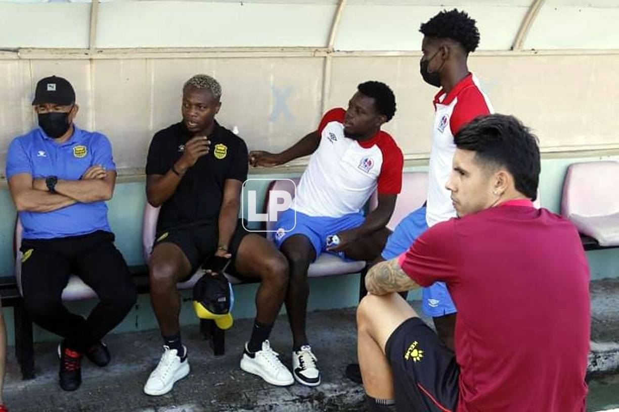 Kevin Álvarez, exjugador de Olimpia, estuvo un buen rato charlando con sus excompañeros olimpistas.