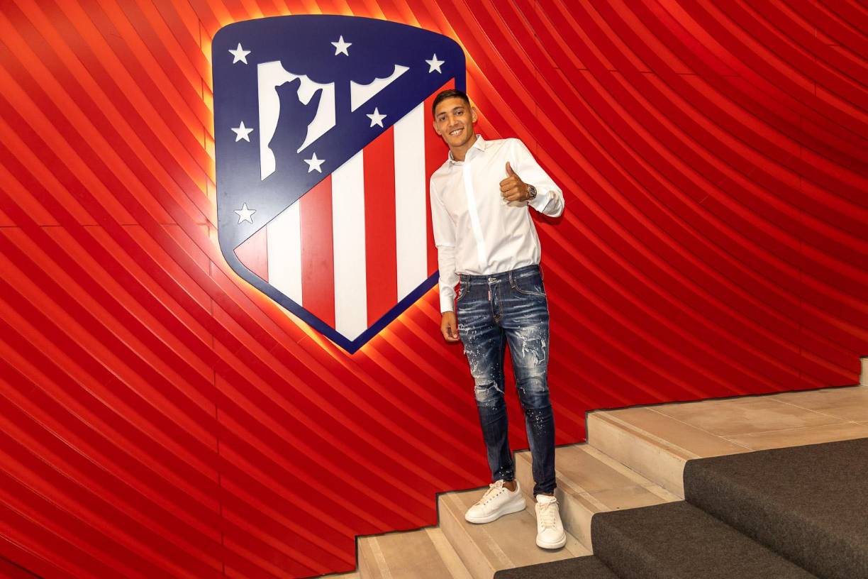 OFICIAL: El Atlético de Madrid anunció el fichaje del defensa argentino Nahuel Molina, procedente del Udinese, hasta junio de 2027. El Atlético no precisa el monto de la operación, pero, según la prensa española, habría ascendido a unos 15 millones de euros, incluyendo variables (15,3 millones de dólares).