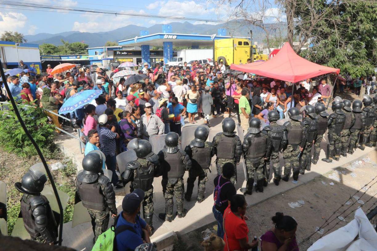 Los familiares de los privados de libertad del centro penal de Comayagua esperan que las autoridades a cargo de la cárcel informen sobre la situación de sus parientes.