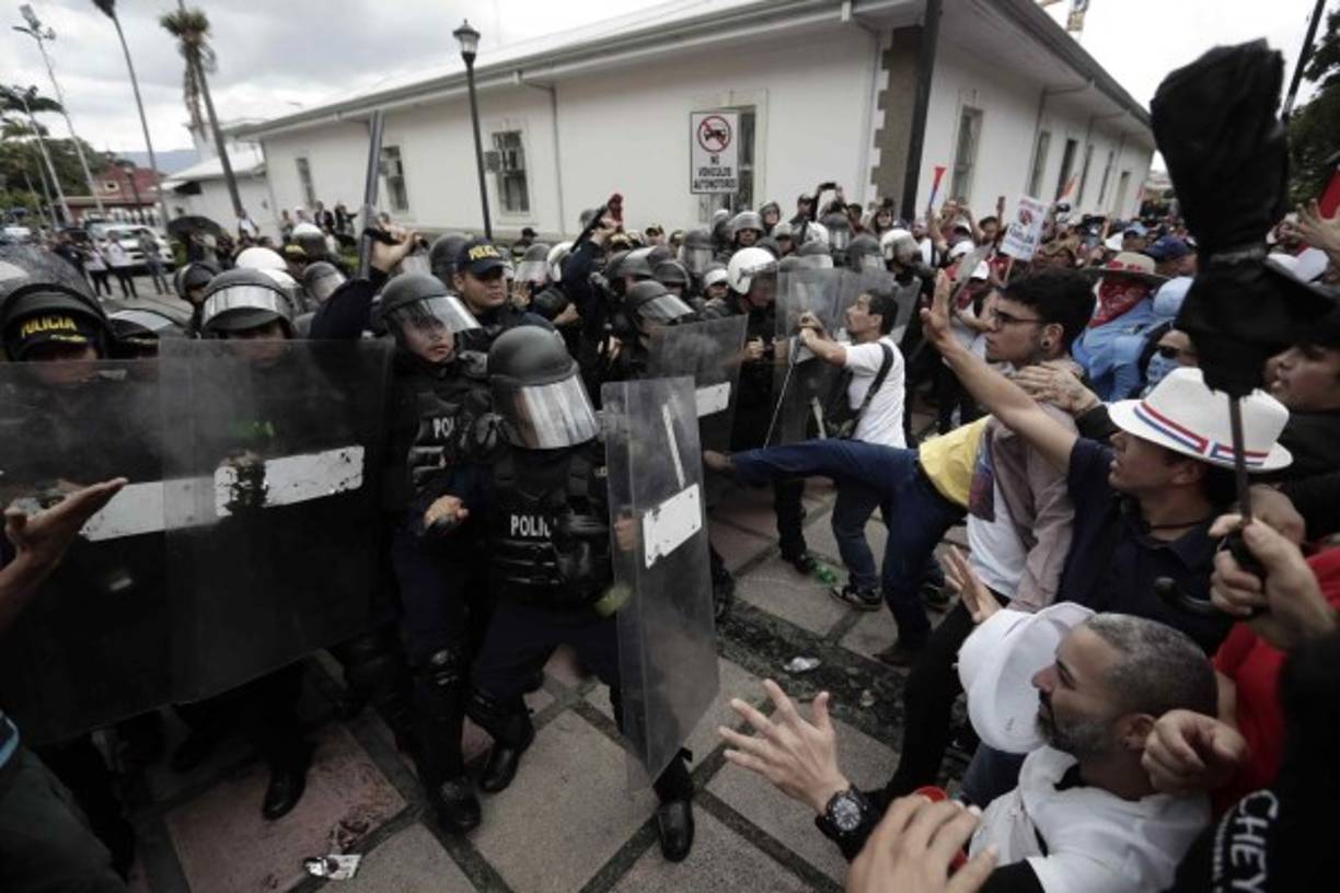 El rector de la UCR, Henning Jensen, denunció que los policías ingresaron de manera 'abusiva' a las instalaciones y causaron daños en la facultad de arquitectura, donde detuvieron y golpearon a una cantidad de estudiantes no precisada.