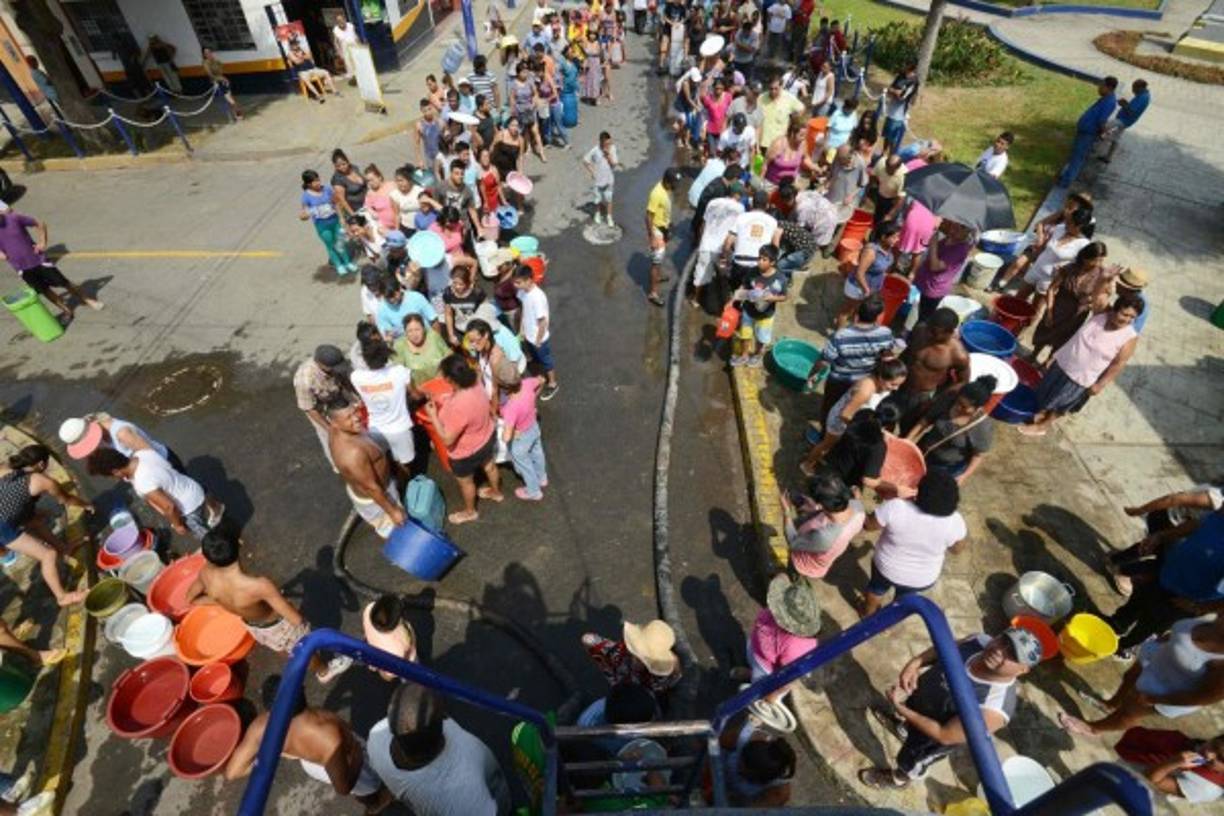 Ante la magnitud de la emergencia, el gobierno peruano anunció una vasta partida presupuestaria para atender las necesidades de la población y reconstruir la infraestructura dañada.