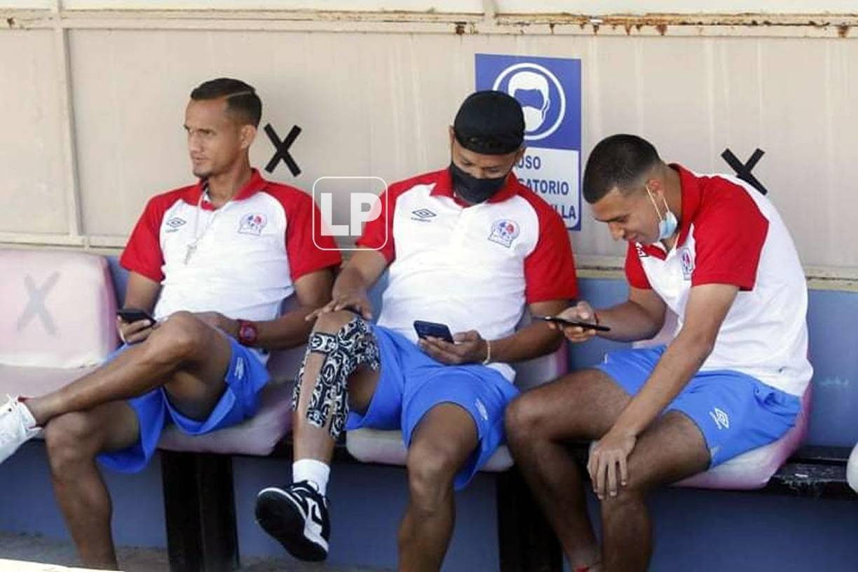 Los jugadores del Olimpia estuvieron entretenidos con sus celulares antes de disputar el clásico.