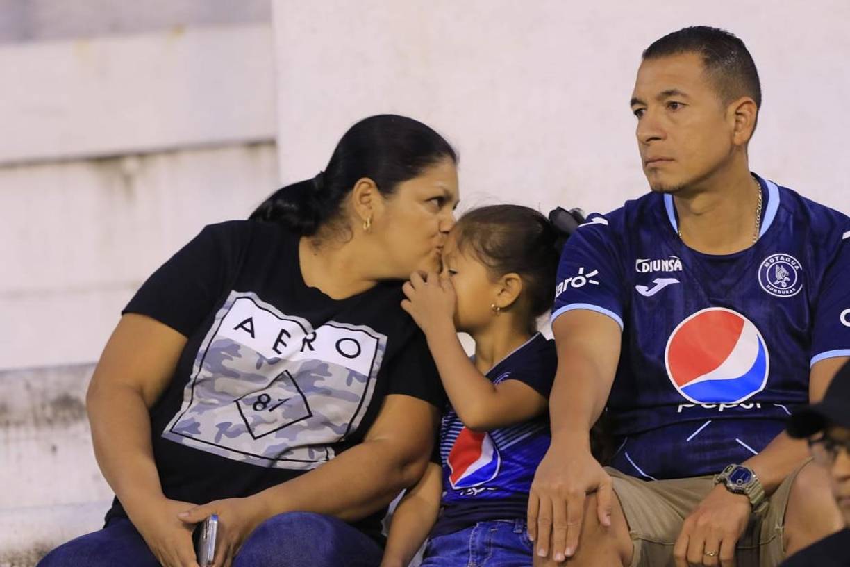 Un beso cariñoso de mamá a su hija motagüense.