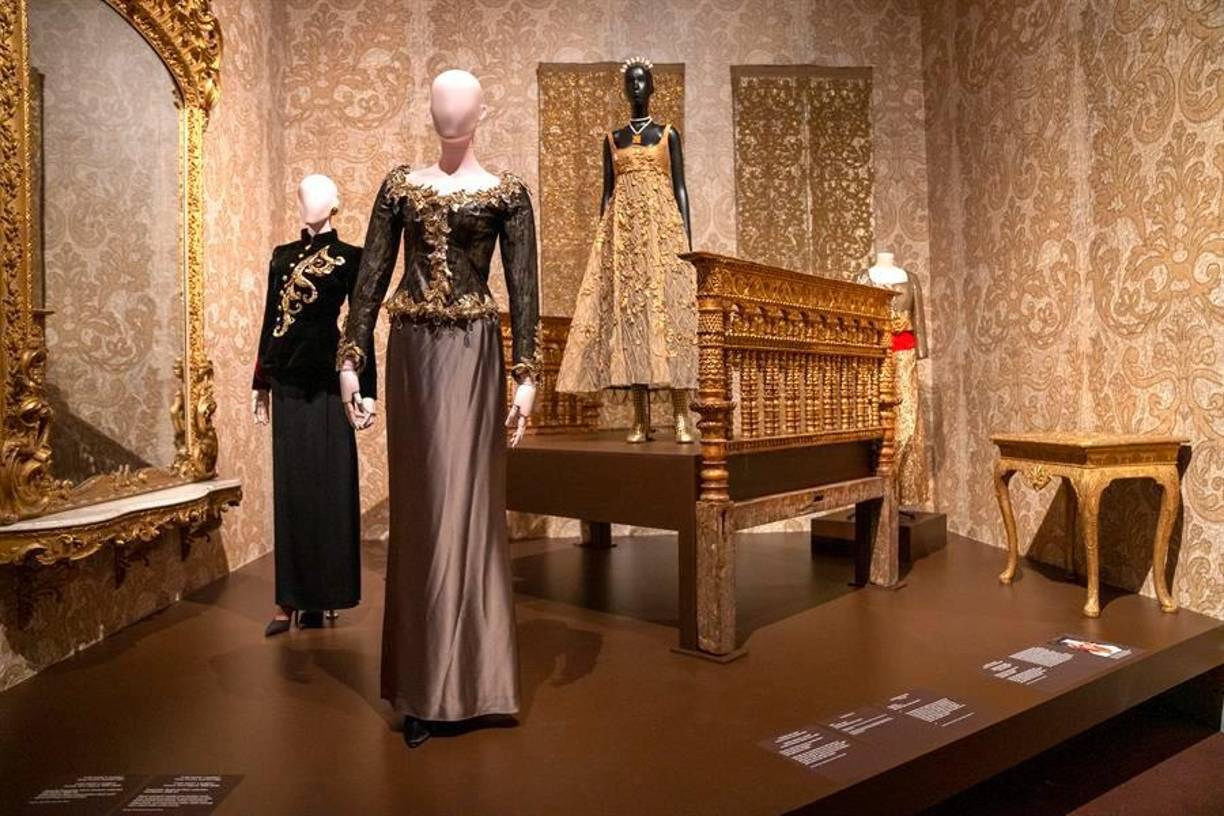 ‘Solid Gold’, abierta al público desde el próximo sábado hasta el 6 de julio de 2025, se divide en ocho secciones que indagan en las diferentes formas y realidades del oro mediante más de 250 antigüedades de la colección permanente del museo -de las cuales 100 nunca han sido expuestas- y múltiples objetos de los siglos XX y XXI. 