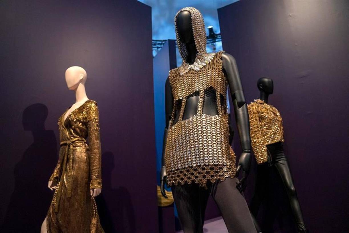 Las joyas también acaparan gran parte de la exposición, con pendientes, diademas y colgantes bañados en oro que datan de finales del siglo IV y proceden de la zona del mediterráneo este, collares de la provincia de Chiriquí (Panamá) y pendientes de forma convexa de la cultura Quimbaya (Colombia) de los años 500 y 700 antes de Cristo.La antigüedad de estos objetos contrasta con las prendas y accesorios de alta costura que son, sin duda, los grandes protagonistas de la exposición.