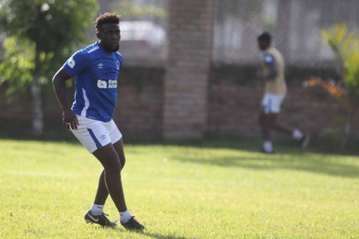 Hendry Thomas: Tras varios años de ausencia en las canchas, el mediocampista de contención regresó a la Liga Nacional y milita en el Olimpia.