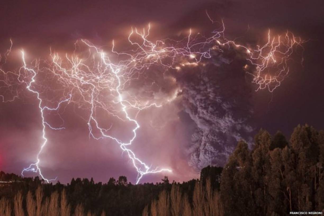 El fotógrafo chileno pudo fotografiar este espectáculo de relámpagos durante la erupción del complejo volcánico Puyehue-Cordón Caulle.