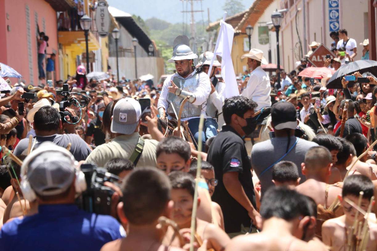 Óscar Ortega, director departamental de Educación de Lempira, felicitó a las instituciones que conforman el comité cívico, ya que “gracias a ellos hemos podido disfrutar de una celebración que es ejemplo de la cultura viva que se conserva después de 520 años en este terruño de tierra que lleva el nombre de nuestro primer defensor de la soberanía”.