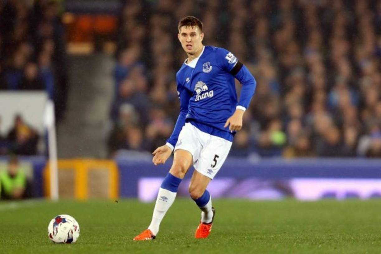 John Stones. Con el hándicap de que los ingleses no triunfan fuera de las Islas, también ha sido en algún momento seguido por el Real Madrid. El jugador del Everton ha recibido ofertas por parte del Chelsea y el club las ha rechazado.