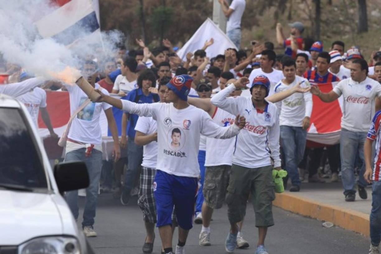 los colores rojo y azul predominan dentro y fuera del estadio.