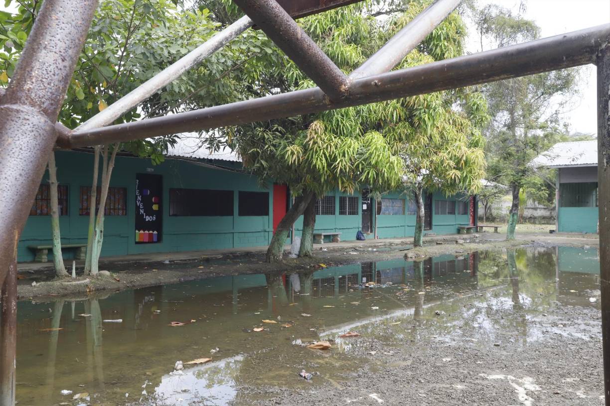 Los alumnos de la escuela Éxitos de Anach no pueden usar su área de recreación y cuando están en clases no soportan el mal olor del agua acumulada.
