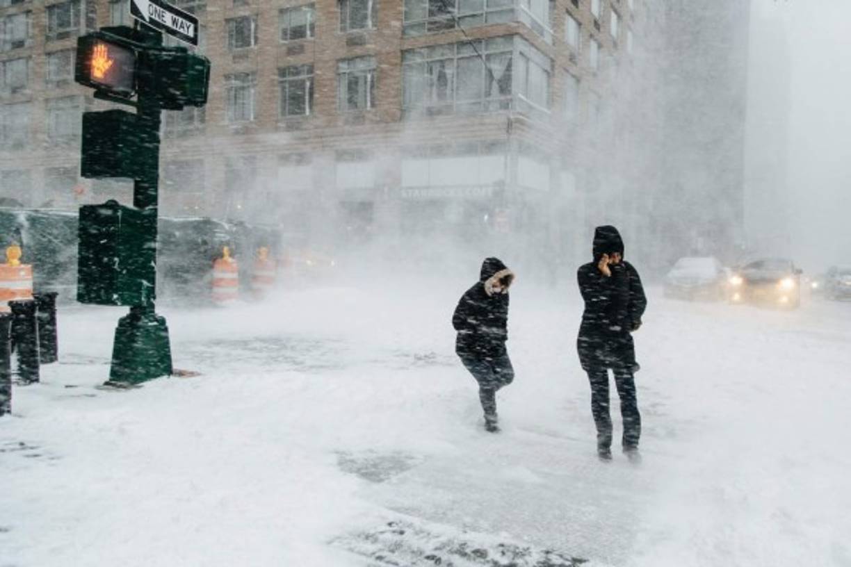 Peatones caminan bajo la nieve un frío día de invierno en Nueva York. EFE