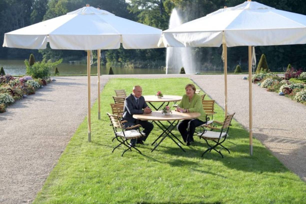 Putin abandonó la boda antes de que terminara, para viajar a Alemania donde tenía una reunión programada con la canciller Angela Merkel.