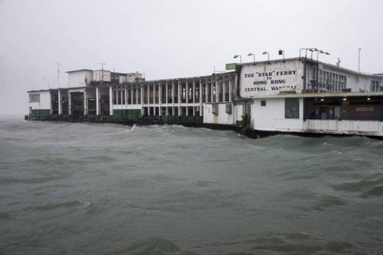 En la China continental, el observatorio nacional emitió la alerta roja para varias provincias por la llegada de este tifón, el vigésimo segundo del año.