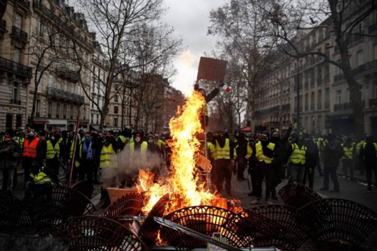 En el cercano bulevar de Malesherbes, al final de la tarde, un grupo de unas decenas de jóvenes ataca a pedradas un supermercado, después de haber desvalijado una tienda de alcohol. Imagen AFP.