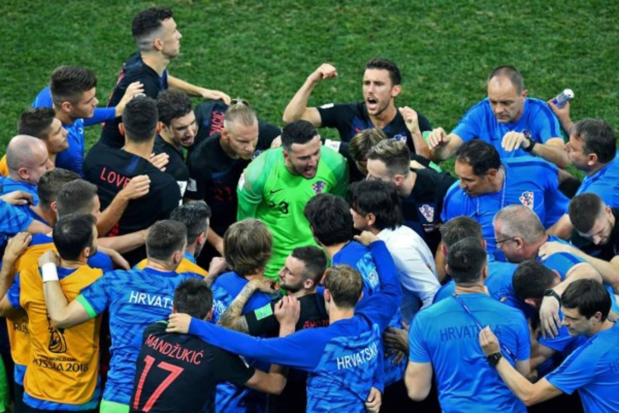 Los jugadores de Croacia se animan antes de la tanda de penales ante Dinamarca. Foto AFP