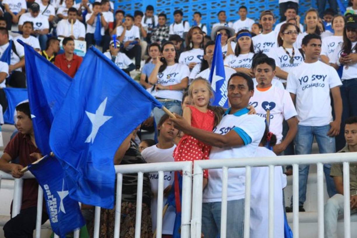 Grandes y pequeños demostraron amor por el partido azul.