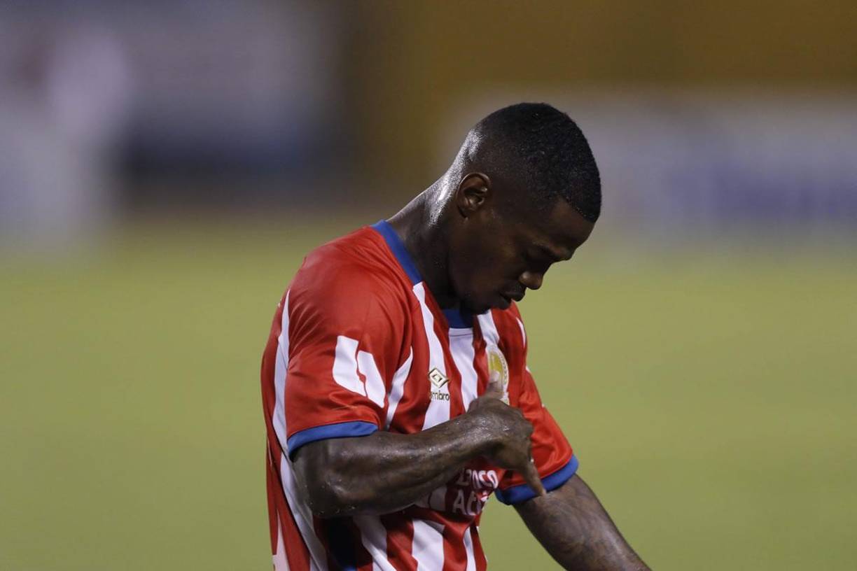 Solani Solano al momento de abandonar la cancha se limpió el escudo del Olimpia, un polémico gesto dedicado a la afición del Marathón.