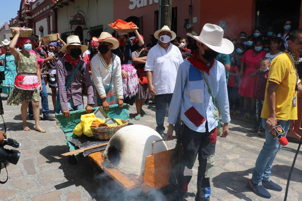 El alcalde de Gracias, Pedro Escalante, afirmó que “enviamos un mensaje poderoso a Honduras que somos una ciudad cultural, somos un encuentro de caminos y tenemos una cultura indígena milenaria, popular y mágica. Nuestra cultura es sensible y por ello abrimos las puertas a nuestras tradiciones”.