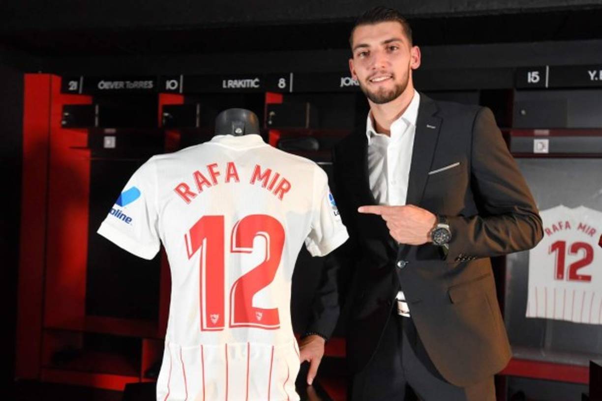 El Sevilla oficializó el fichaje del delantero del Wolverhampton, Rafa Mir, para las seis próximas temporadas. El ariete español, de 24 años, era pretendido también por el Atlético y estaba igualmente en la órbita del Valencia.