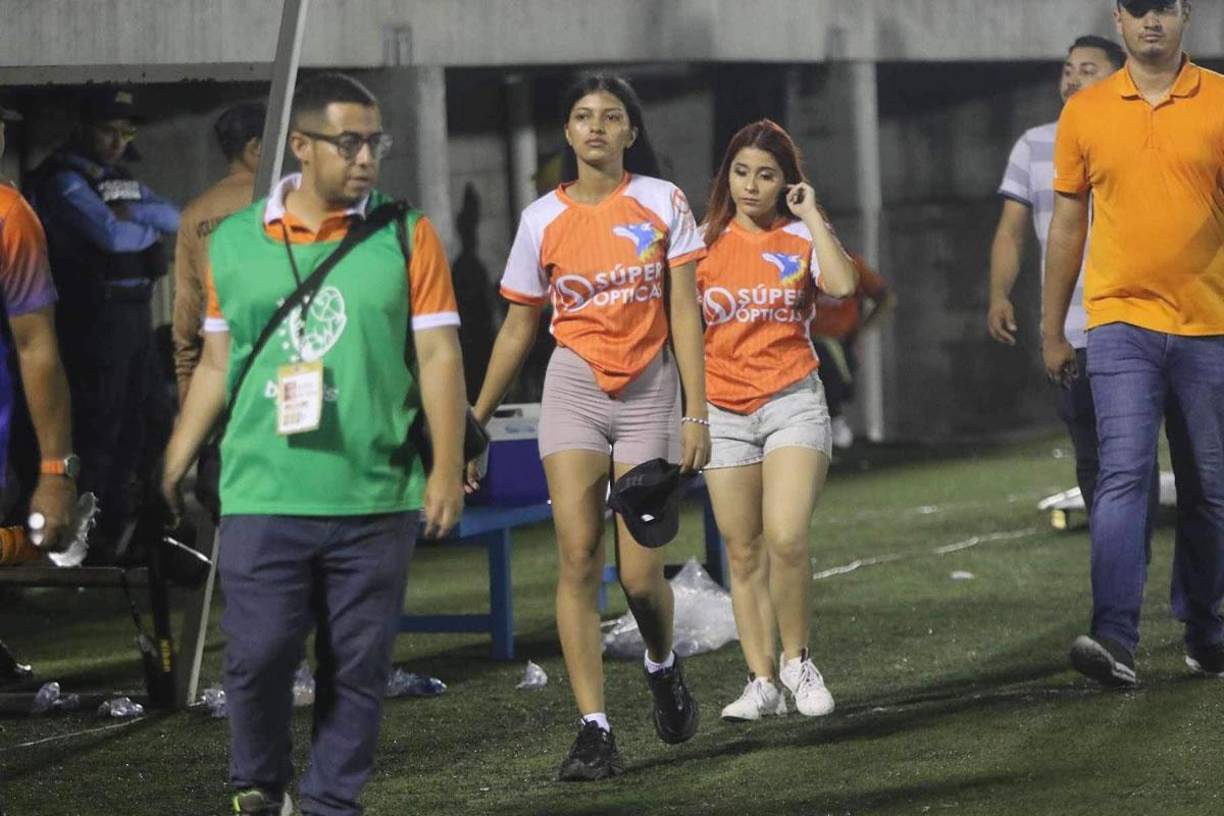 Las chicas hermosas no faltaron a la cita en el estadio Emilio Williams. El estadio de Lobos estuvo abarrotado por miles de seguidores que disfrutaron del buen fútbol.