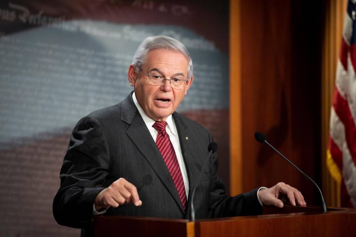 La fiscalía federal de Estados Unidos imputó este viernes al poderoso senador demócrata Robert Menéndez de soborno y extorsión, y declaró que se habían encontrado lingotes de oro y cientos de miles de dólares en efectivo en su domicilio.