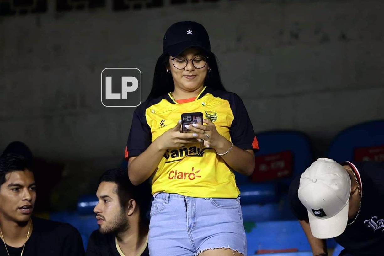 Aficionadas del Real España estuvieron pendientes del celular antes del inicio del Clásico ante Olimpia.
