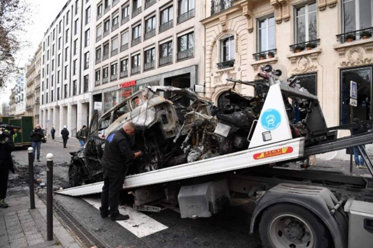 Esta mañana, pese al trabajo de los servicios de limpieza del Ayuntamiento por la noche, los estigmas de los disturbios seguían siendo bien visibles en las calles de las tres zonas más afectadas: los Campos Elíseos, los Grandes Bulevares y los alrededores de la plaza de la República.