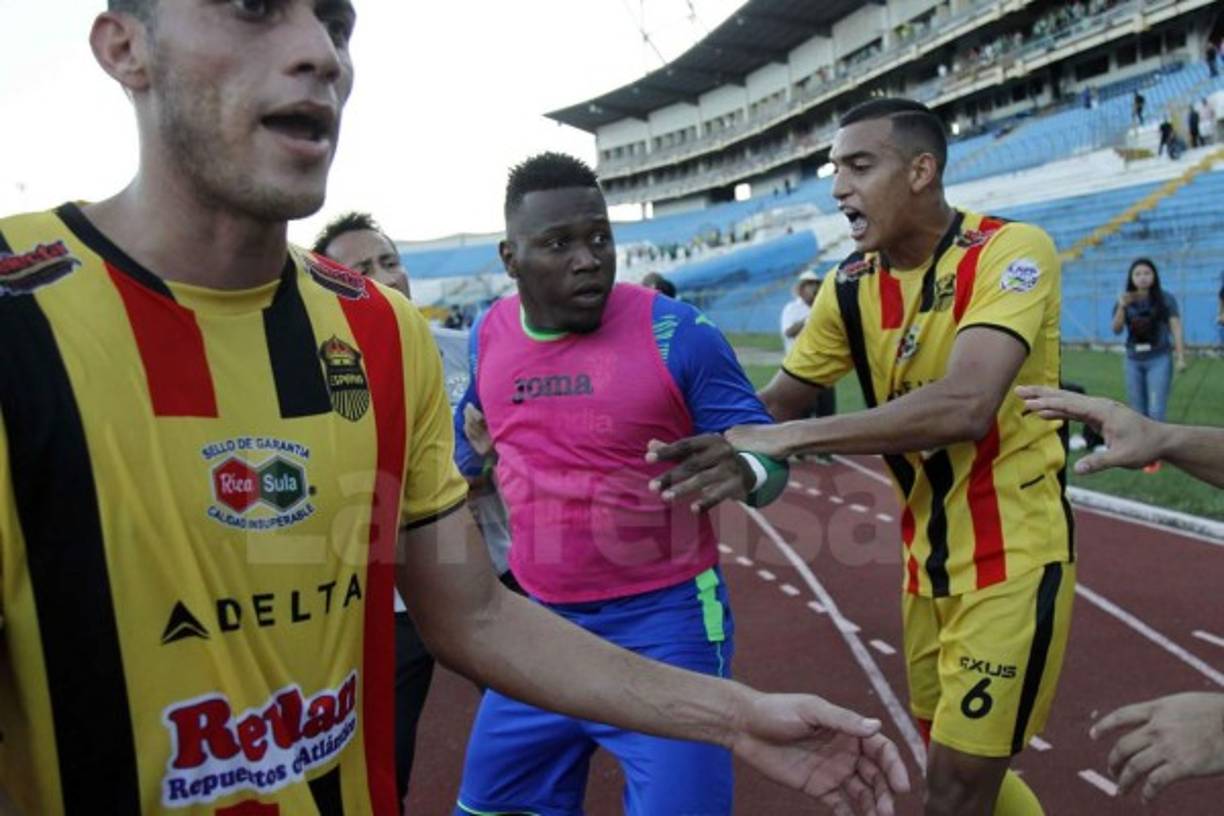 El portero suplente del Marathón, John Bodden, también se unió a la bronca.