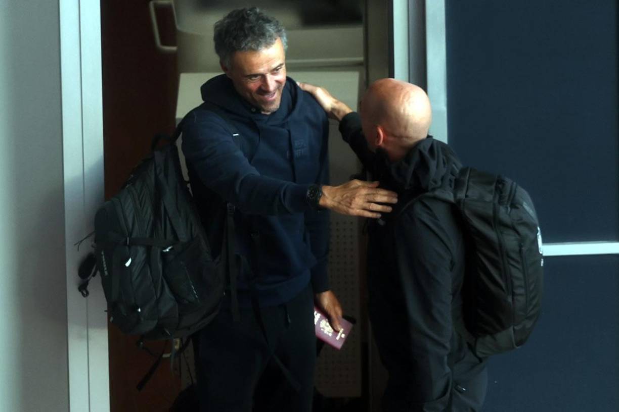 Luis Enrique saludando a Luis Rubiales.