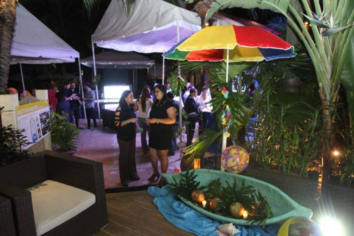 Un ambiente tropical imperó en la fiesta en San Pedro Sula. La misma temática engalanó el coctel en la capital.