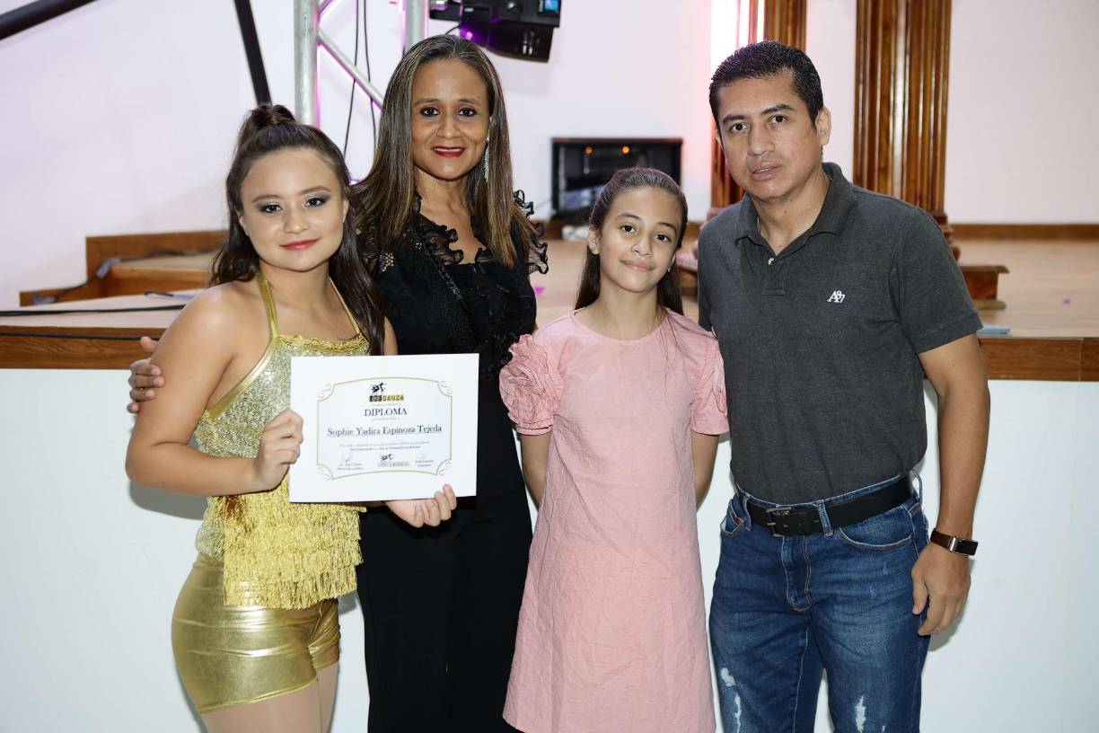 Sophie Espinoza, Yadira Tejeda, Jade Espinoza y Hugo Espinoza