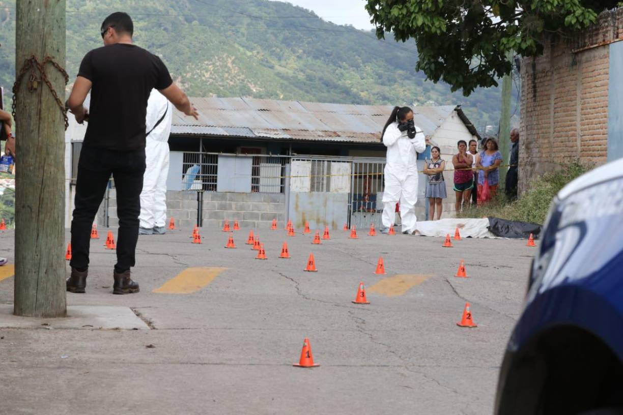 Momentos más tarde llegó el personal de Medicina Forense para realizar el levantamiento del cuerpo de Dennis Alonzo Martínez.