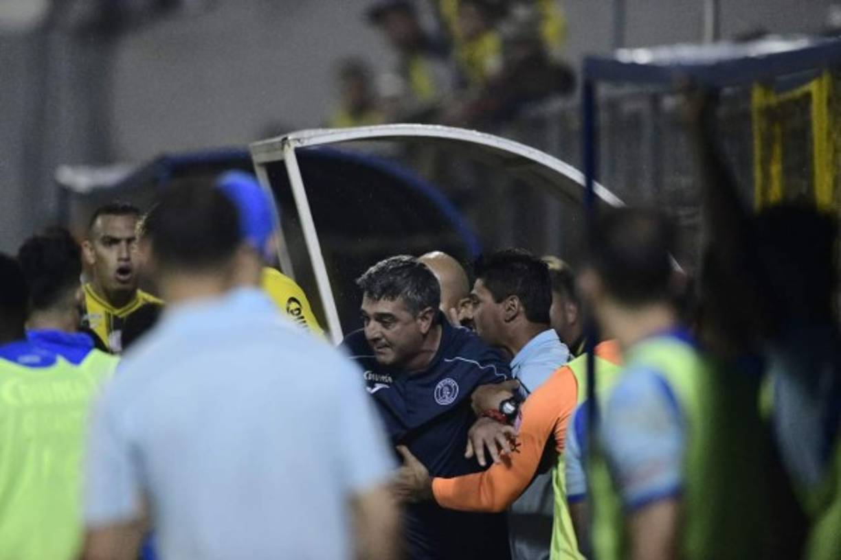 Diego Vázquez fue detenido por Hugo Caballero cuando intentó quitarle la caja de cerveza al utilero del Real España.