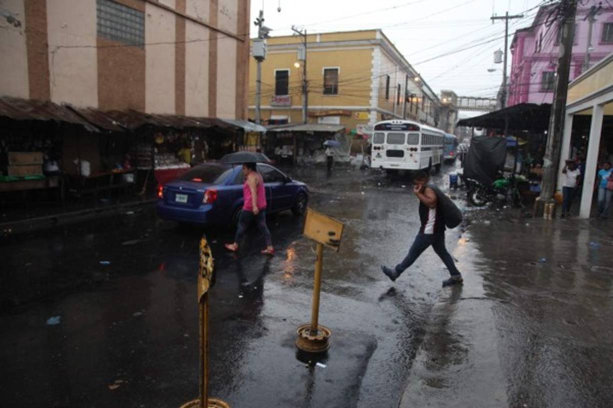 Las fuertes tormentas eléctricas sorprendieron a algunos capitalinos, sobre todo por las altas temperaturas que se experimentaban.