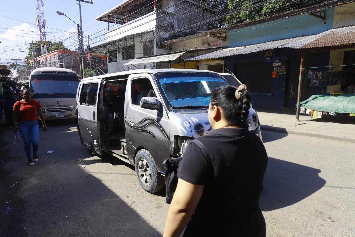 Al no haber más opciones, los ciudadanos que no poseen un vehículo propio deben utilizar el deficiente transporte público.