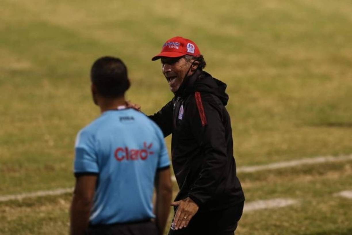 El tremendo enfado de Pedro Troglio a pie de campo y sus reclamos al cuarto árbitro Melvin Matamoros.