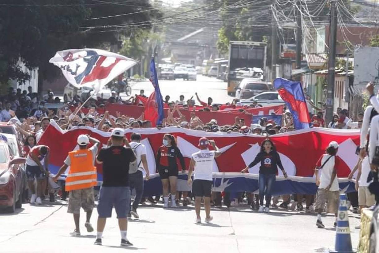 La Ultra Fiel armó una gran fiesta en las calles de La Ceiba.